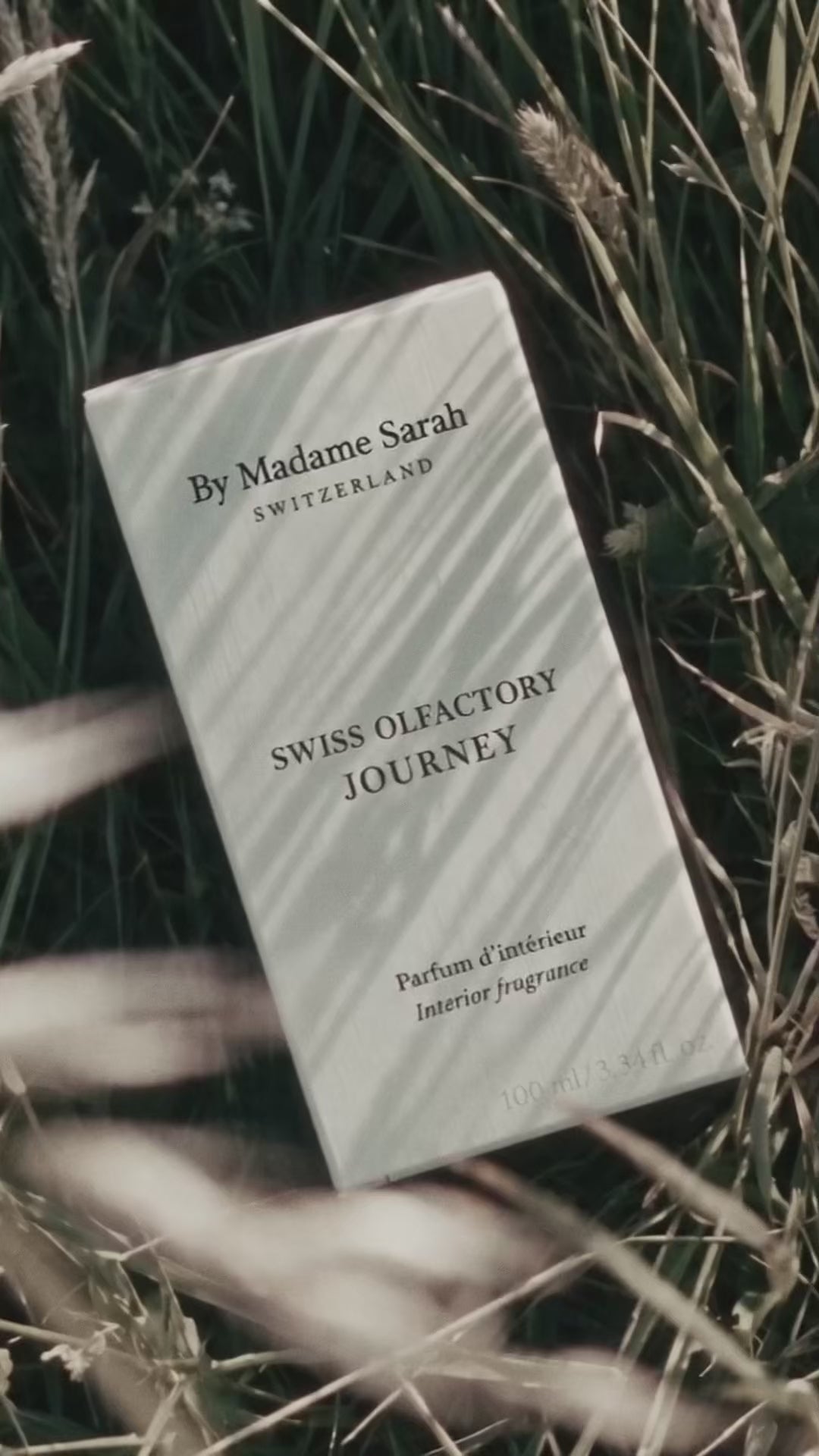 Parfums d’intérieur et bougies By Madame Sarah dans un champ en Suisse, collection Swiss Olfactory Journey